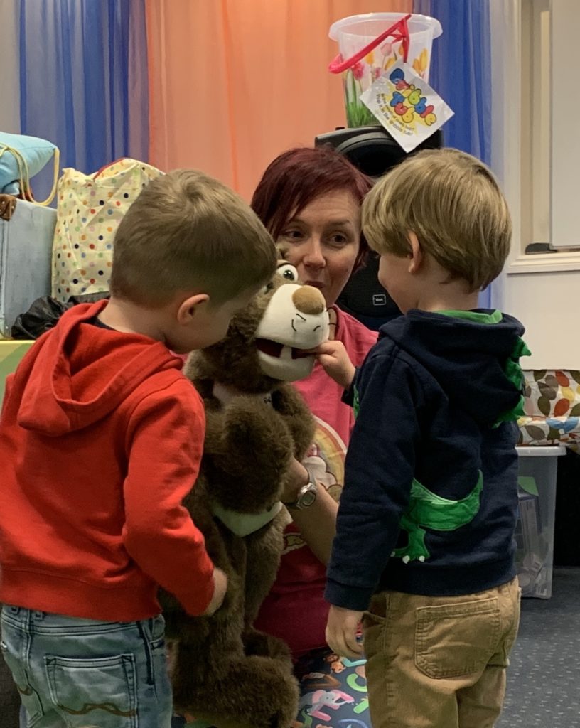 Toddlers meet a puppet at Hartbeeps