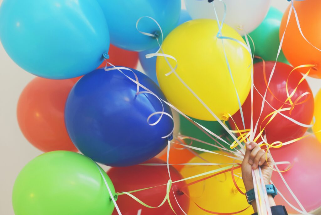 Balloons and bright colours are a good thing to put on a children's birthday party invite